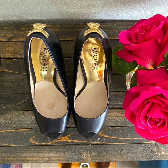 Michael Kors peep-toe “Josie Peep” w/Mk gold lock detail on back. (Size 6M).🌹 - Picture 4 of 16